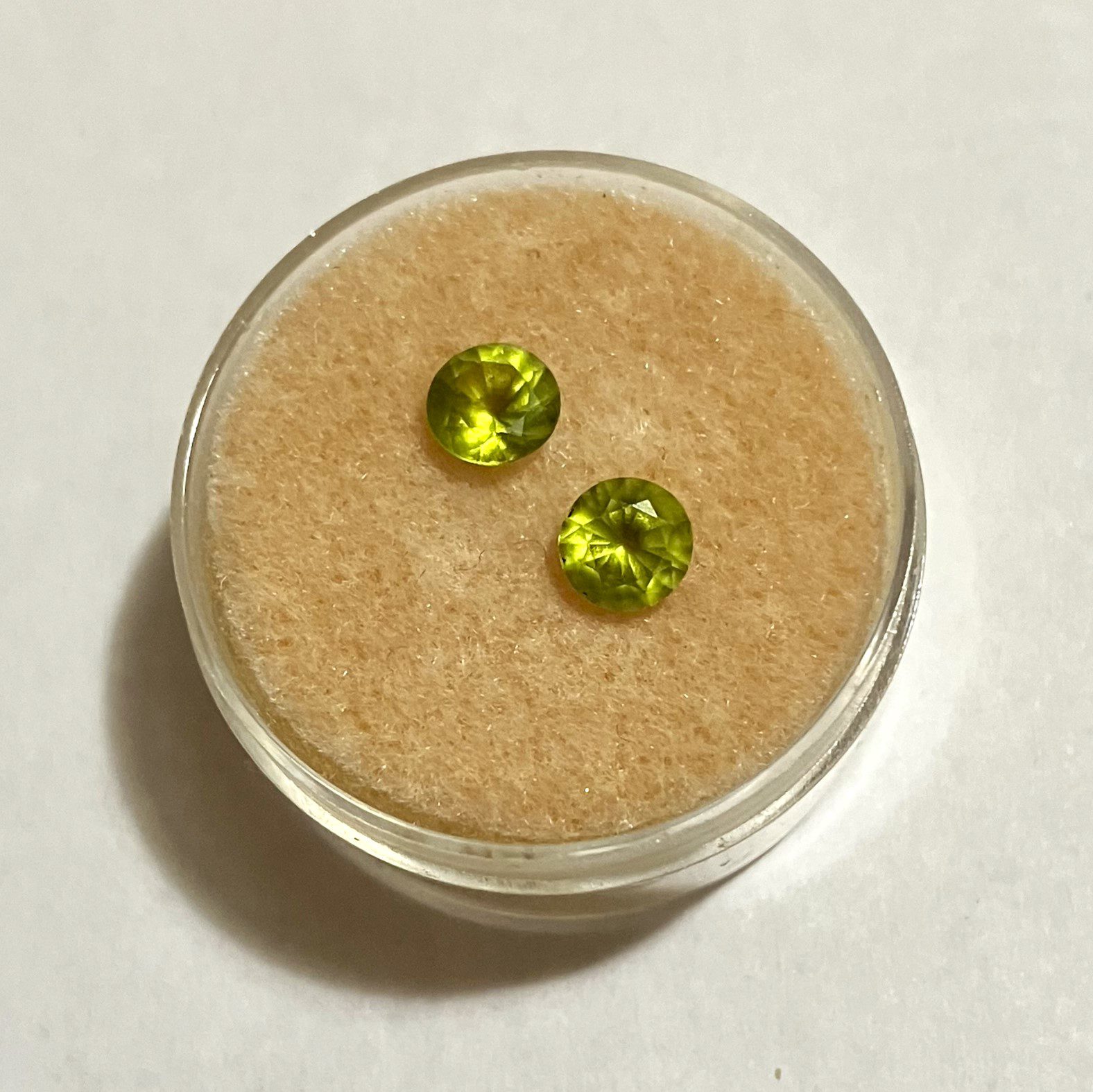Peridot 5mm round pair